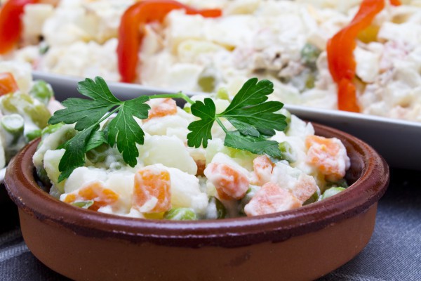 Смотреть Смотри! Рецепт салата «Оливье» на Новый год 2019 с фото пошагово вкусный видео Смотреть Смотри! Рецепт салата «Оливье» на Новый год 2019 с фото пошагово вкусный видео
