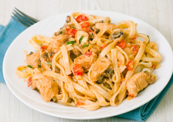 Макароны с курицей и помидорами
