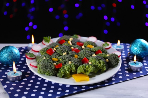Салат из брокколи в виде елки можно подавать как гарнир к мясным блюдам.