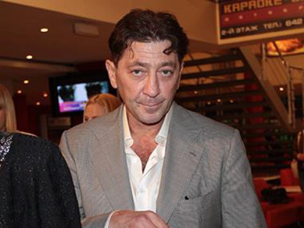 Григорий уже не носит свои знаменитые круглые очки