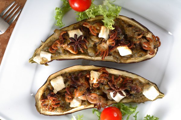 Баклажаны, фаршированные морепродуктами и сыром