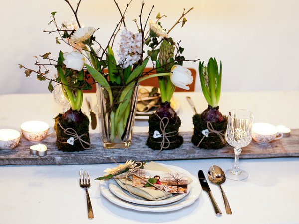 Главные цветы 8 марта - тюльпаны и мимоза, но почему бы не украсить праздничный стол не менее весенними нарциссами?