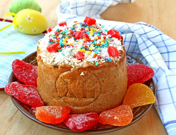Пасхальный кулич с изюмом и мармеладом