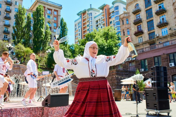Верка Сердючка устроила жаркие танцы в фонтане на Крещатике