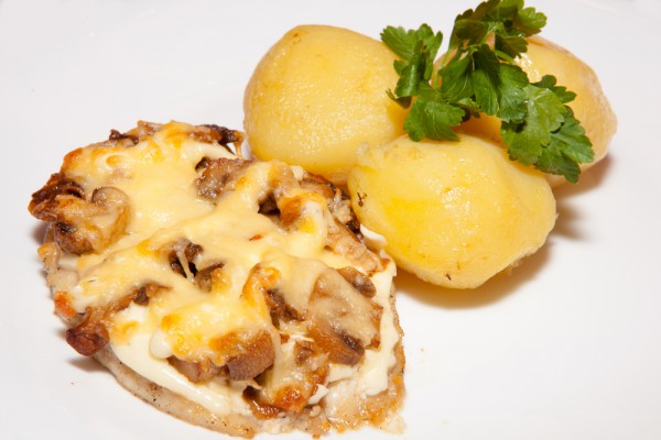 Запеченное мясо с грибами