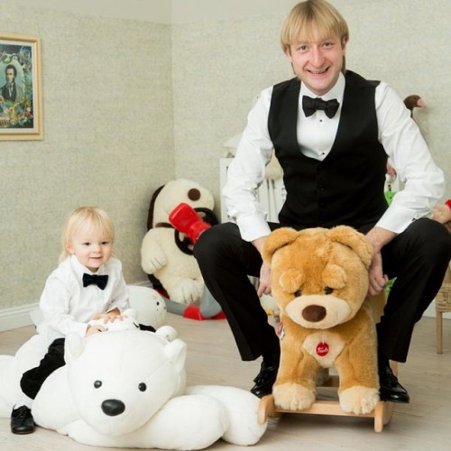 Евгений Плющенко с двухлетним сыном Сашей