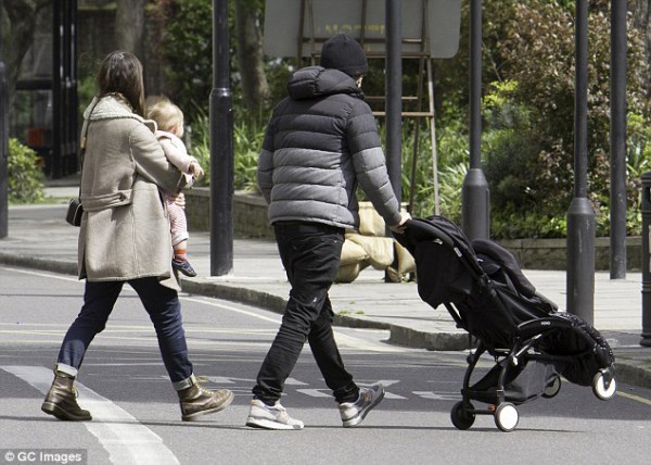 Кира Найтли с мужем и дочерью