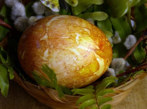 Пасхальные яйца, окрашенные луковой шелухой