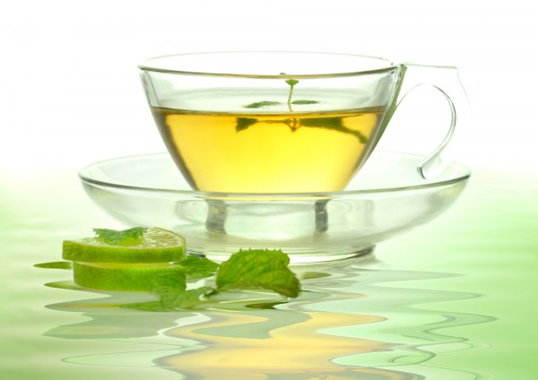 Зеленый чай – еще одно полезное средство для похудения. Он активизирует процессы метаболизма в организме, способствует выведению токсинов. Пять чашек чая в день способствуют сжиганию 80 калорий.