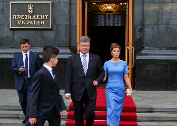 Вечерний наряд для Марины Порошенко создала дизайнер Лилия Пустовит. Первая леди стала соавтором платья.