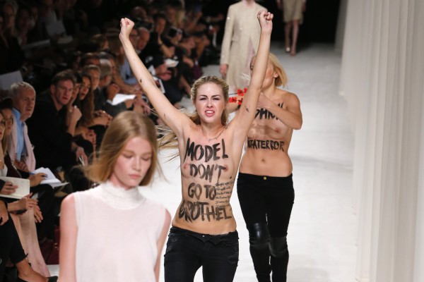 FEMEN сорвали показ Nina Ricci на Неделе моды в Париже