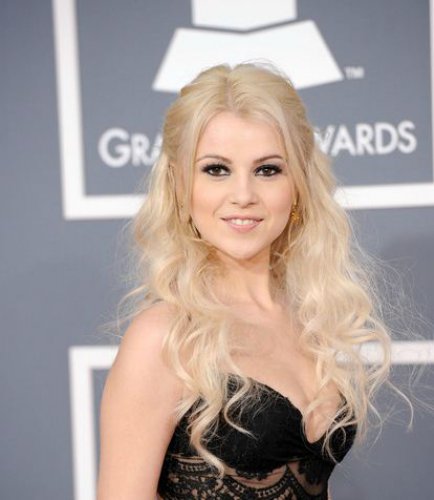 Мика Ньютон появилась на красной дорожке Grammy Awards 2012