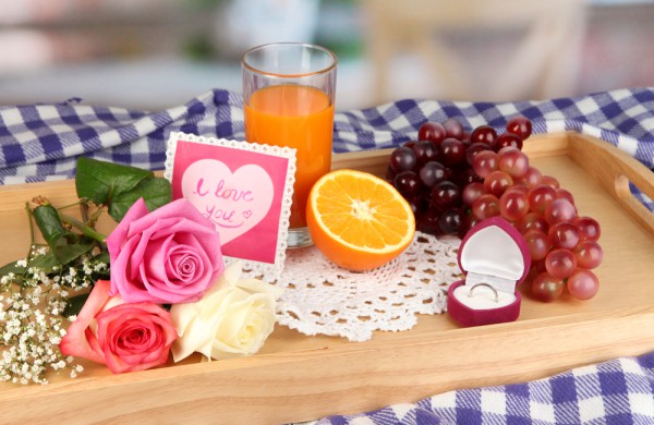 Завтрак в постель и цветы - классика Дня Святого Валентина