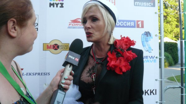 Лайма Вайкуле пришла на концерт в прозрачной блузке