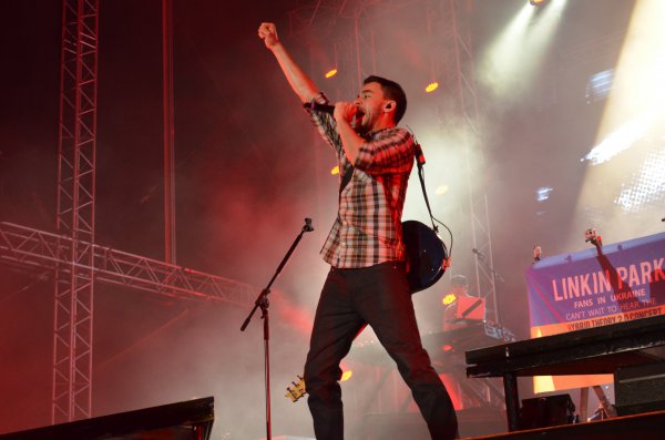 Майк Шинода из Linkin Park во время выступления на фестивале ProstoRock 2012