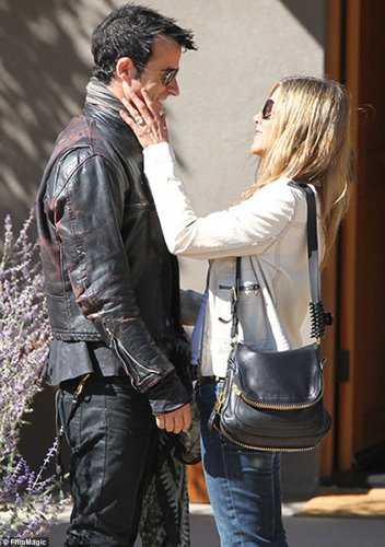 Дженнифер Энистон похвасталась обручальным кольцом