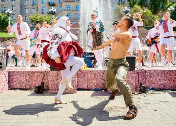 Верка Сердючка устроила жаркие танцы в фонтане на Крещатике