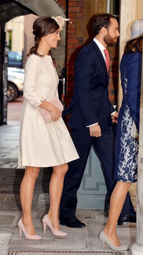 Пиппа Миддлтон в пальто Suzannah Fashion на крестинах принца Джорджа, своего племянника и сына Кейт Миддлтон