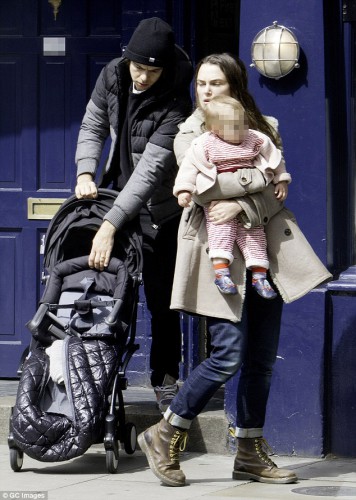 Кира Найтли с мужем и дочерью