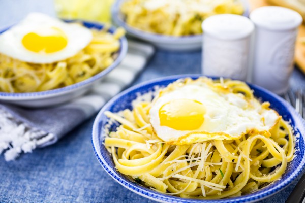 Паста с яйцом и сыром