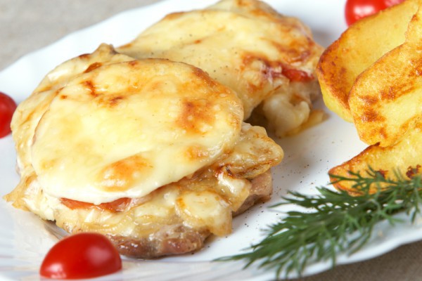 Запеченное мясо с ананасами