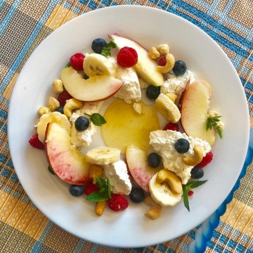 Творог с фруктами и орехами