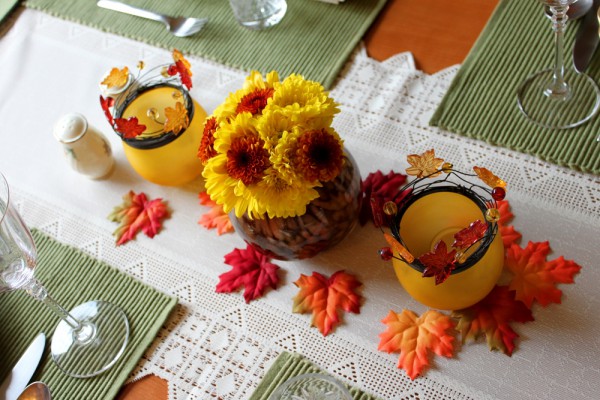 Осенний стол можно украсить композициями из цветов и ягод