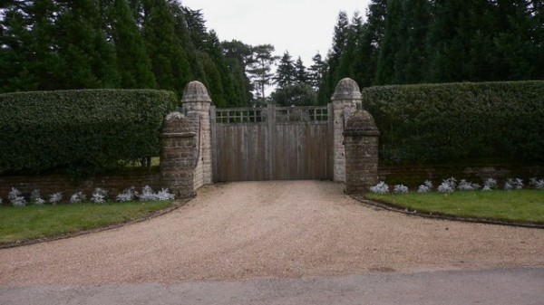 Ворота в Hascombe Court, графство Сюррей, Англия