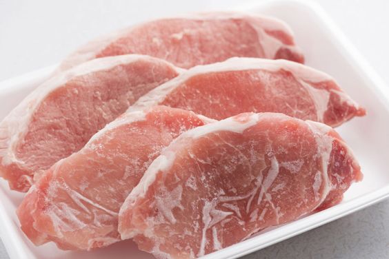 5 полезных лайфхаков, как правильно размораживать мясо