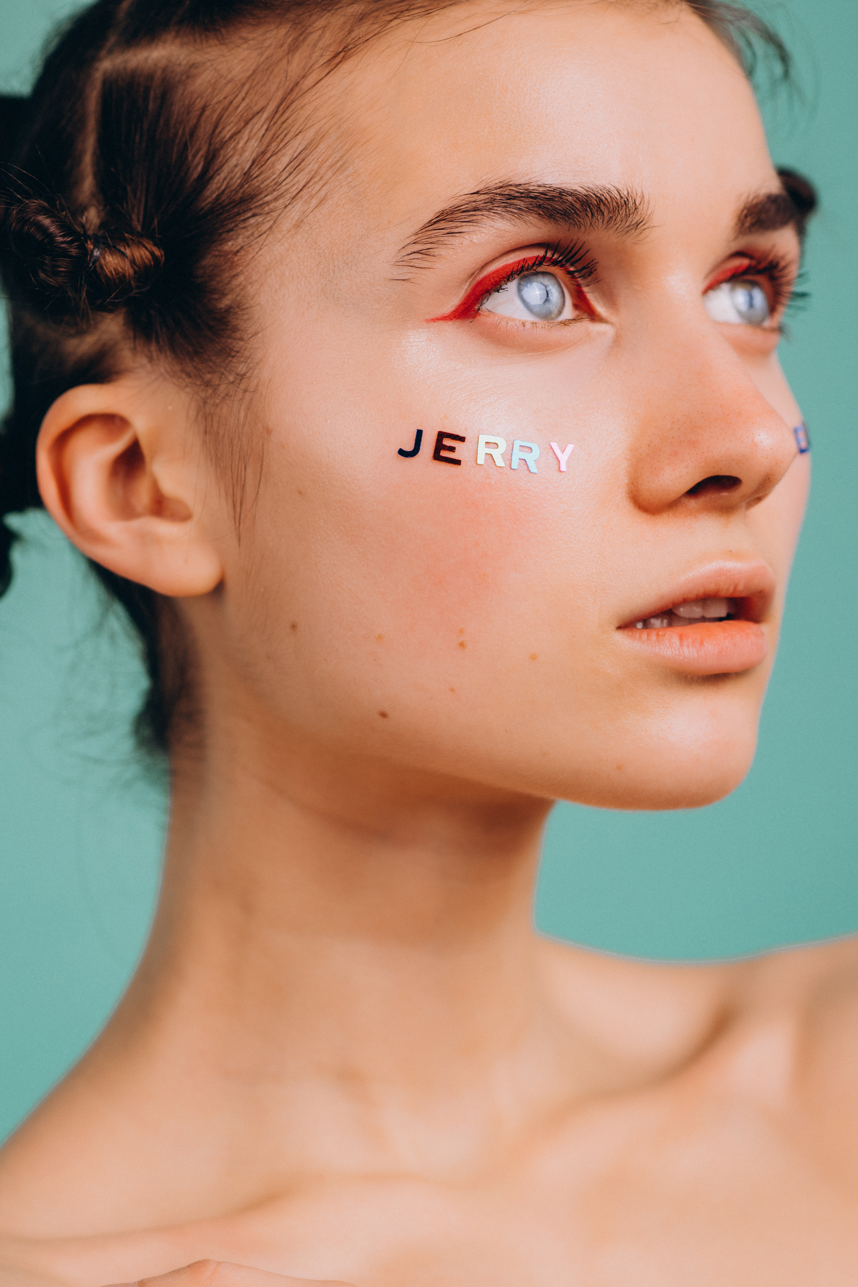Забавно и ярко: Jerry Heil сняла клип в формате корейских мукбангов