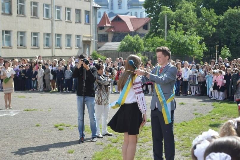 На последнем звонке парень отдал свою золотую медаль однокласснице