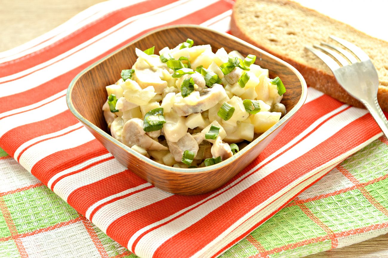 Салат с картофелем, грибами и капустой