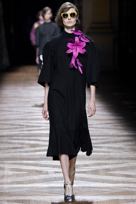 Неоновые лилии стали главным украшением коллекции Dries Van Noten