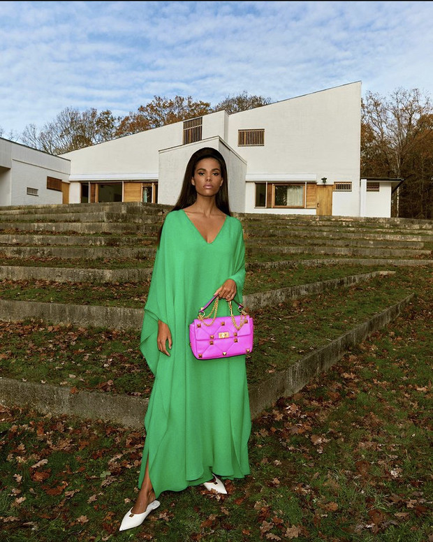 Тина Кунаки в изумрудном платье Valentino