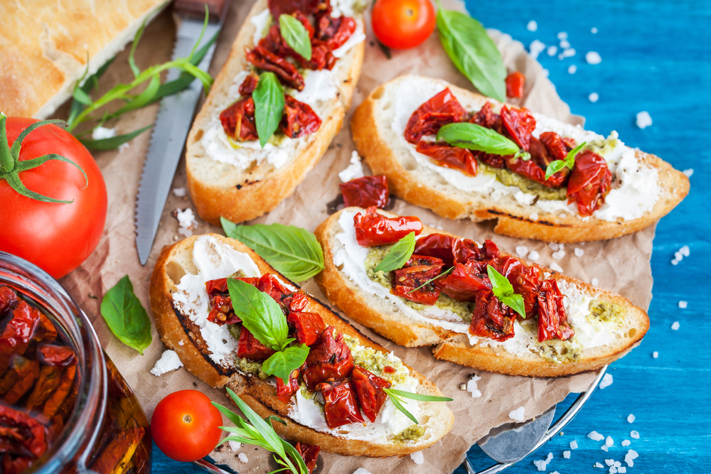 Брускетта с вялеными помидорами и песто Рецепты