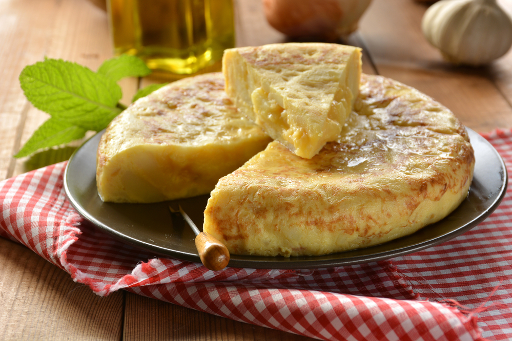 Испанский омлет с картофелем и яйцом