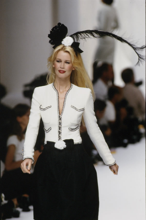 Модель на показе Chanel (90-е)