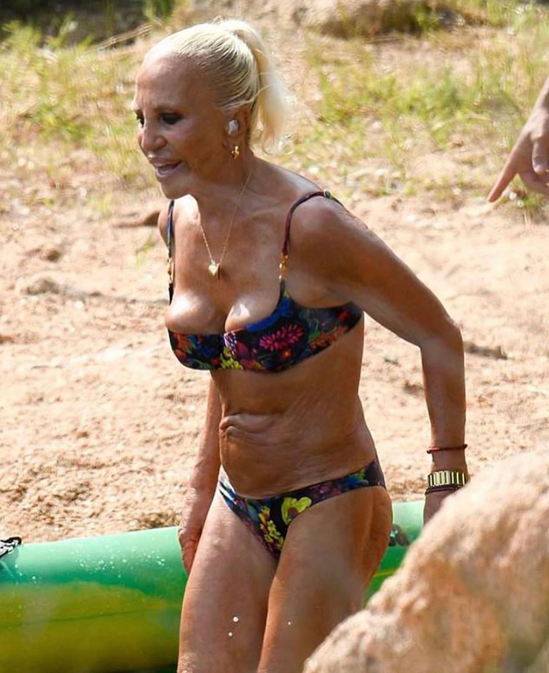 65-летняя Донателла Версаче показала фигуру на отдыхе с друзьями