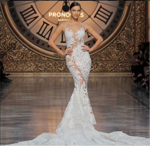 Ирина Шейк примерила свадебное платье на показе Pronovias