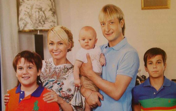 Яна Рудковская опубликовала фото всей своей семьи Звезды
