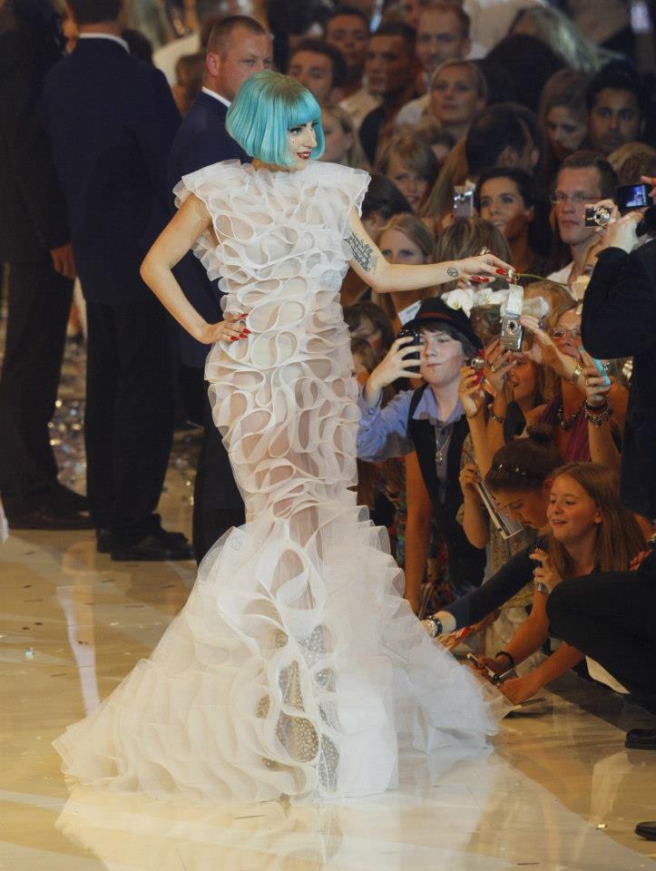 Lady Gaga в наряде Lever Couture дизайнера Леси Верлингьери