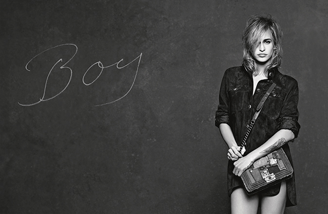 Модель Элис Деллал с сумкой Chanel Boy
