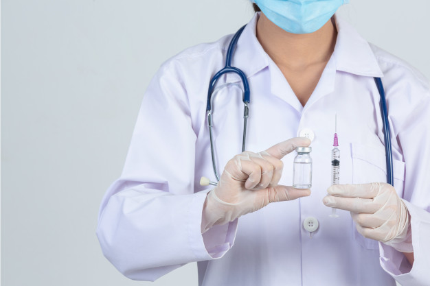 Вы удивитесь, когда узнаете, кто первый в мире вакцинировался от COVID-19