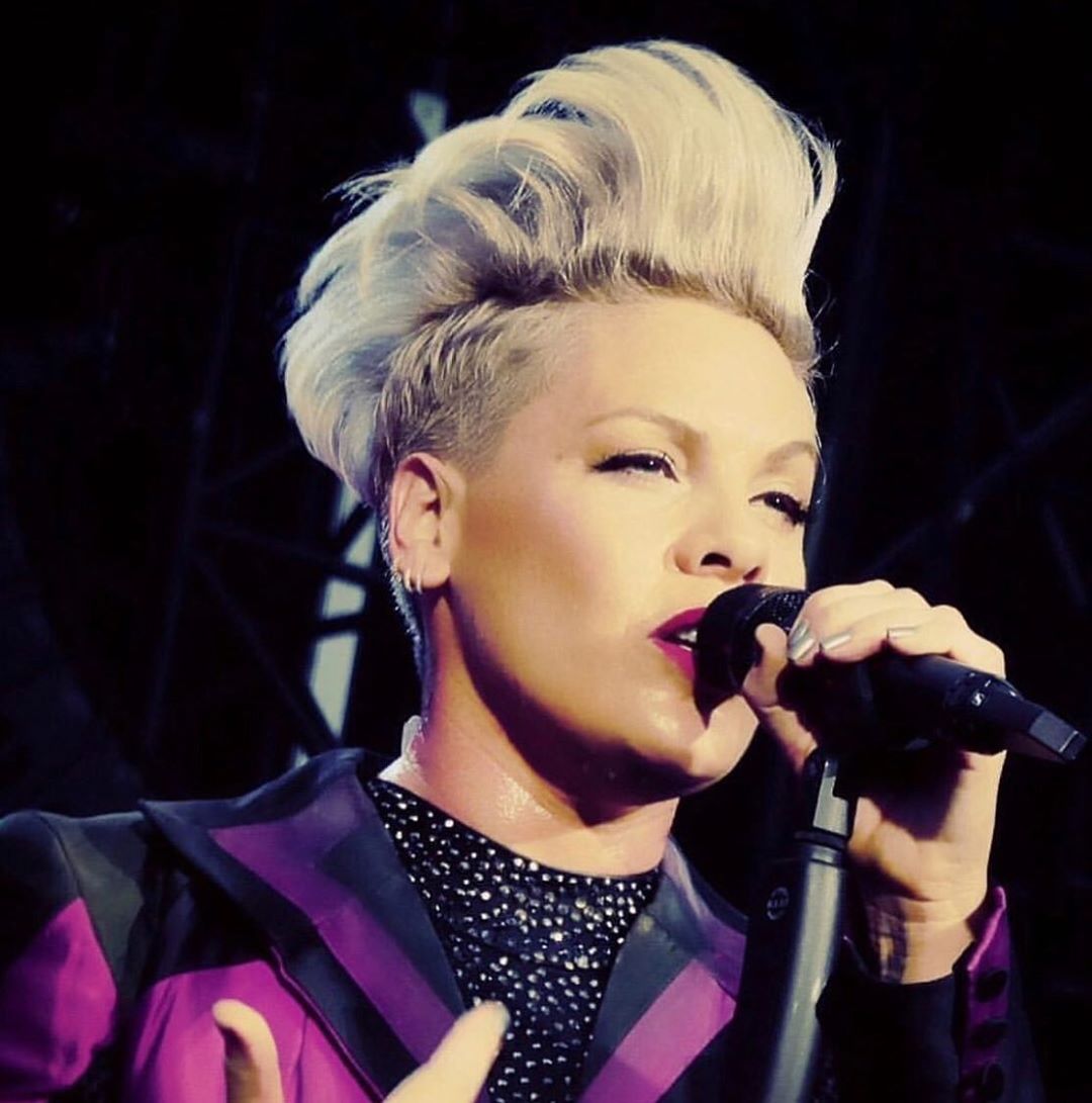 Pink вышла на сцену в необычном наряде от киевского дизайнера