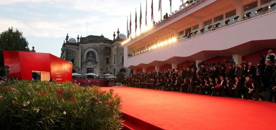Пандемия – моде не помеха: ТОП-6 нарядов красной дорожки Венецианского кинофестиваля