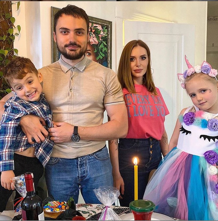 Слава Каминская с бывшим мужем и детьми