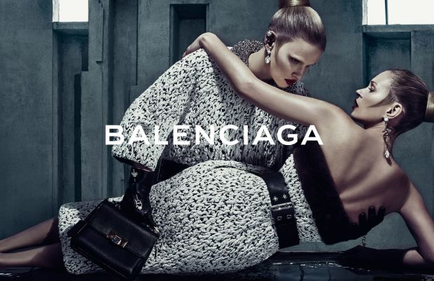 Кейт Мосс и Лара Стоун в рекламной кампании Balenciaga