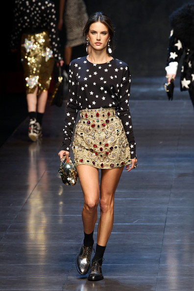 Модель Алессандра Абросио в брогах на модном показе Dolce & Gabbana