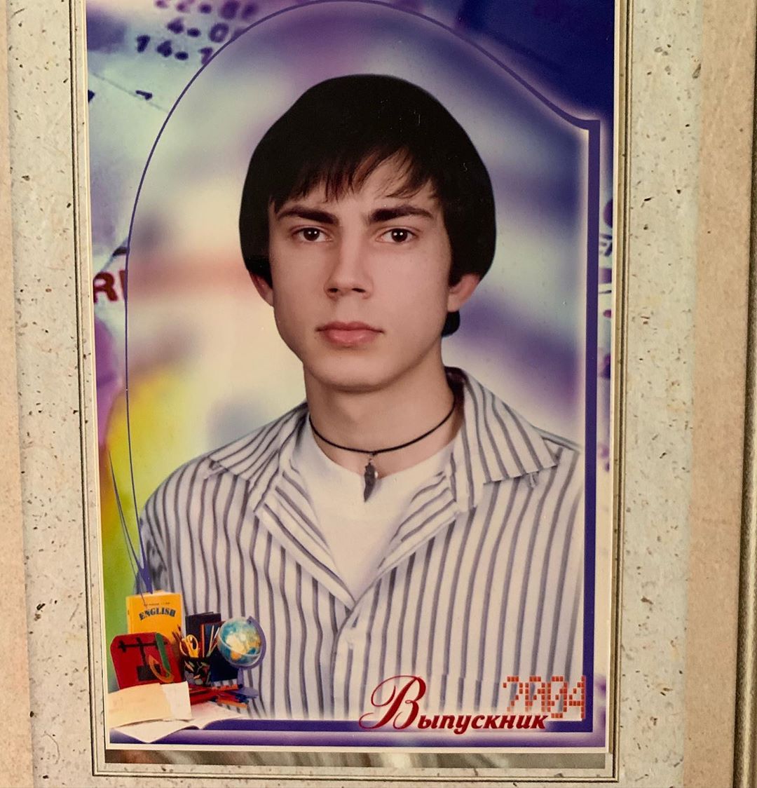 Секси-бой: Андрей Бедняков взбудоражил Сеть снимком из выпускного альбома 