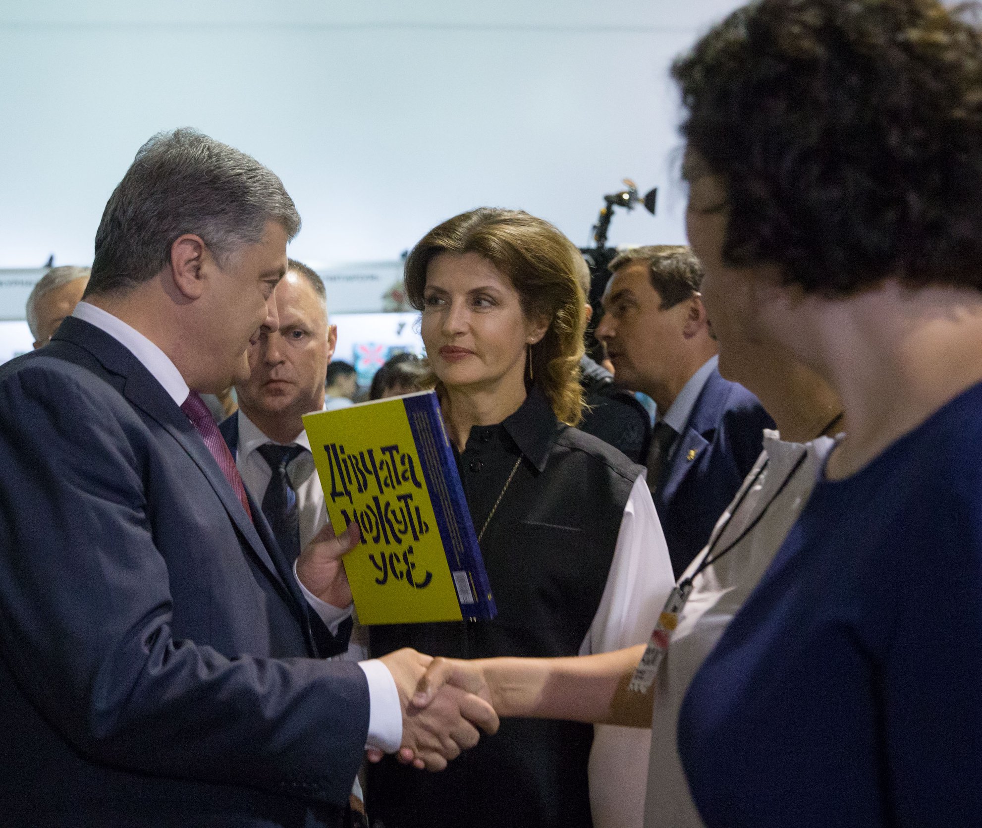 Петр Порошенко с женой на Книжном Арсенале